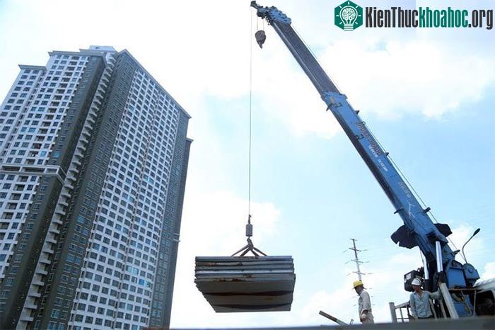 Xe cẩu vận chuyển các loại vật liệu phục vụ sửa chữa cầu Thăng Long.