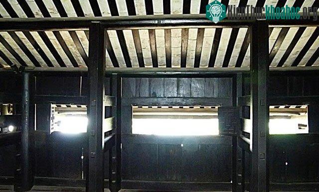 Thanh gỗ được ghép bằng kỹ thuật ghép mộng, không dùng đinh.