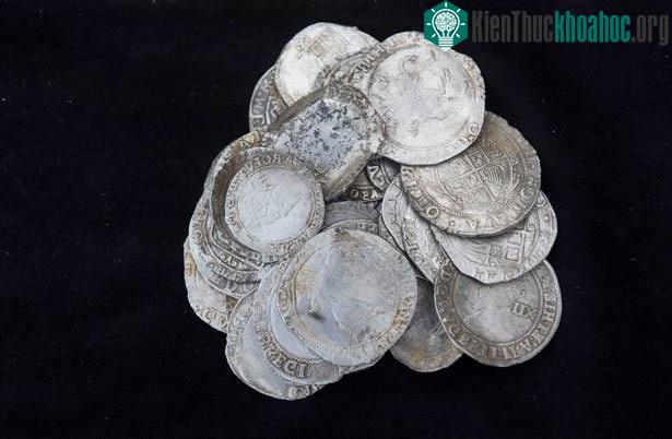 Đem máy dò kim loại đến quán rượu, người đàn ông may mắn tìm được "kho báu" trị giá 3 tỷ đồng ảnh 2
