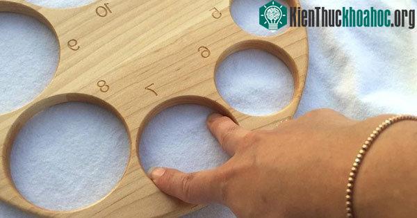 Bảng gỗ để đo độ mở cổ tử cung