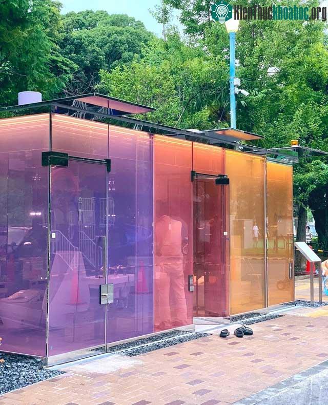 Những dãy nhà vệ sinh khác được thiết kế nhiều màu bắt mắt