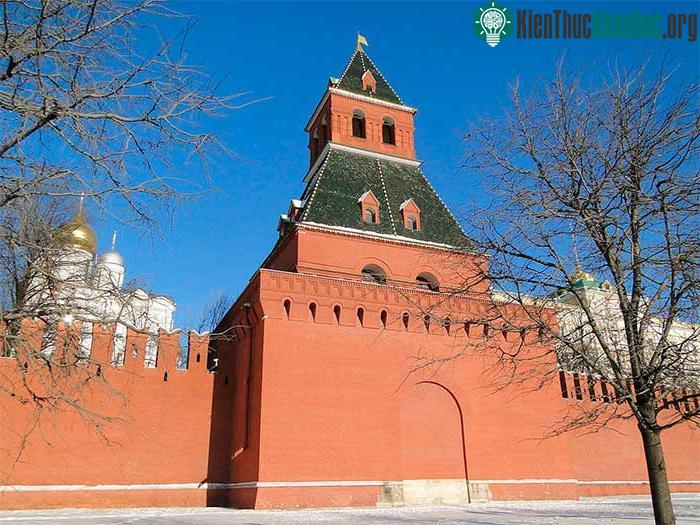 Tháp Taynitskaya của điện Kremlin Moskva.