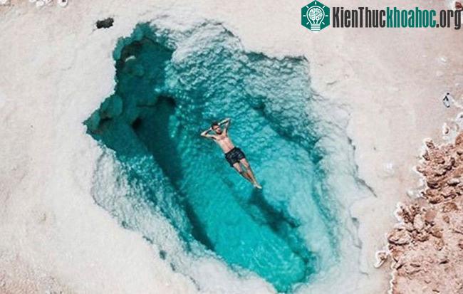 Ao muối trong vắt đến nỗi cho phép mọi người nổi trên mặt nước.