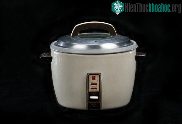 Chiếc nồi cơm điện được hãng Matsushita chế tạo và sử dụng tại Mỹ vào đầu những năm 1970