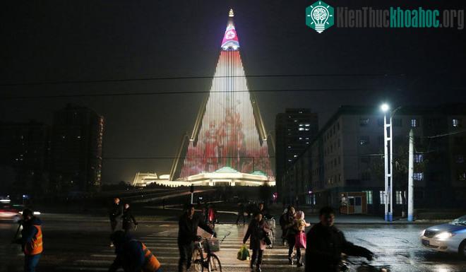 Khách sạn Ryugyong trông như một kim tự tháp khổng lồ.