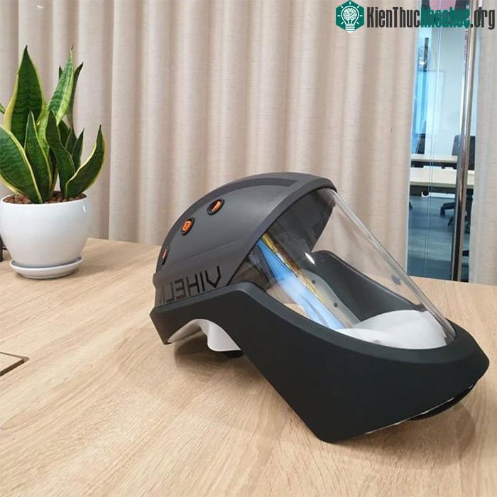 Cận cảnh chiếc mũ cách ly di động với thiết kế rất ngầu.&nbsp;