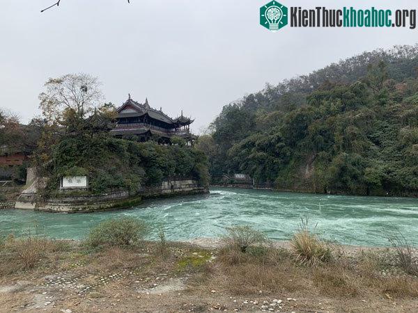 Hệ thống của Đô Giang Yển lợi dụng tốt các điều kiện địa hình đặc thù của khu vực để thực hiện việc dẫn nước, tự động tưới tiêu