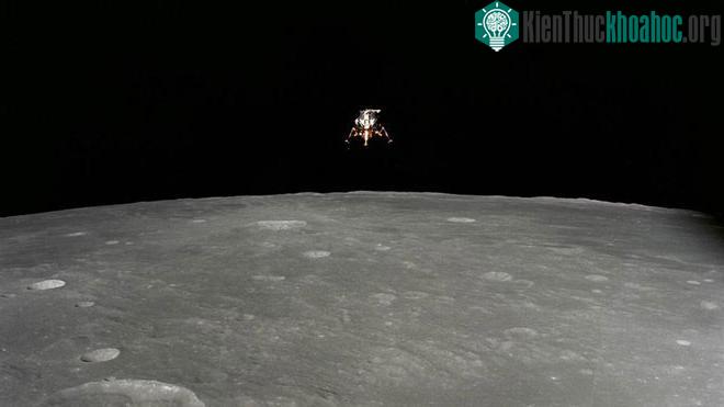 Phi hành đoàn Apollo 12 đã hạ cánh xuống gần nhất có thể so với điểm dự kiến.