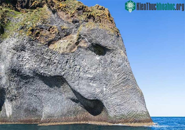 Nơi này được đặt tên là Đá Voi (Rock Elephant).