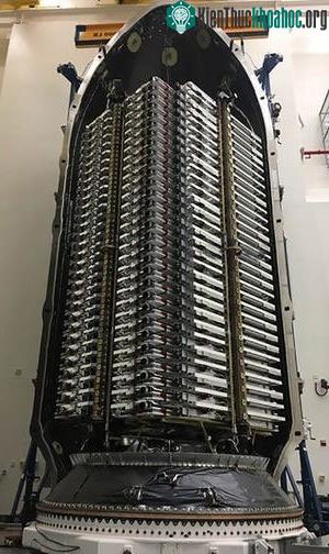Một tên lửa Falcon 9 mang hàng chục vệ tinh Starlink để phóng lên không gian