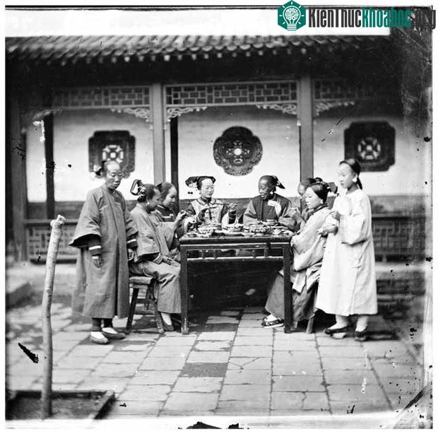Một buổi gặp gỡ, uống trà và nói chuyện phiếm của các phụ nữ quyền quý ngày xưa.