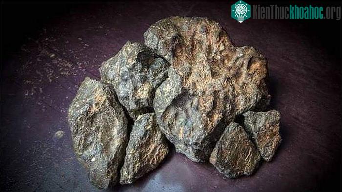Rao bán viên đá Mặt trăng cực hiếm hình Mặt trăng ảnh 2