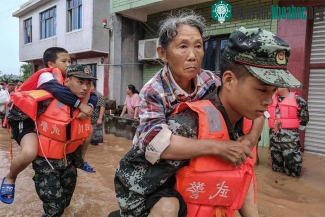 Binh lính sơ tán người dân ở tỉnh Tứ Xuyên.