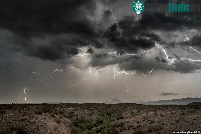 Bầu trời chằng chịt "lưới điện" ở Công viên quốc gia Big Bend ở Texas