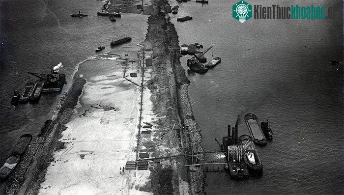 Xây một con đê giữa biển, ở cửa vịnh là một công việc cực kỳ tốn công, tốn của…