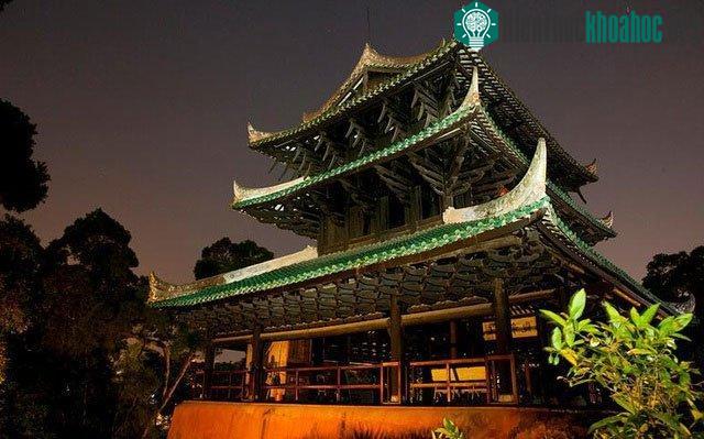 Vẻ đẹp của Chân Vũ Các về đêm.