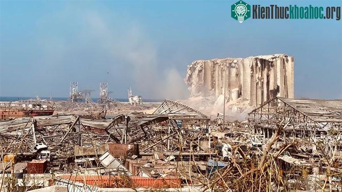 Khung cảnh Beirut hoang tàn sau vụ nổ.