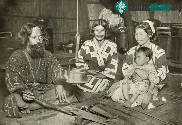 Hình xăm của phụ nữ Ainu được làm dày đến mức thành... nụ cười.