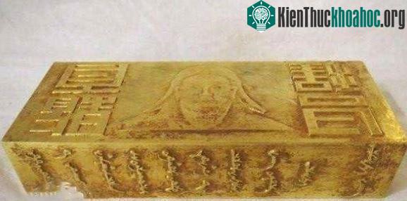 Khi các chuyên gia mở hộp, hai khối vàng to bằng viên gạch xuất hiện.