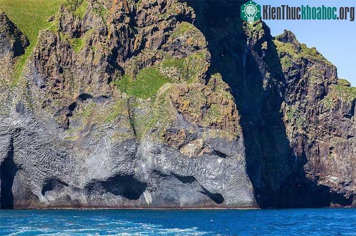 Khối đá này hình thành bởi các vụ phun trào liên tục và đột ngột của ngọn núi lửa Eldfell trên đảo.