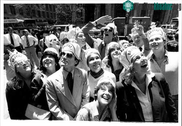 Một nhóm người tại New York chờ đón Skylab rơi xuống đất vào tháng 7/1979.