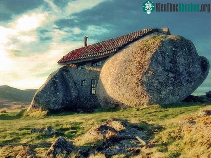 Ngôi nhà đá Casa do Penedo ở Bồ Đào Nha nằm trên dãy núi Fafe.