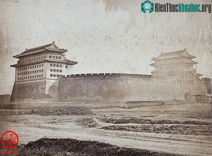 Ủng thành, An Định Môn, nội thành Bắc Kinh vào những năm 1860.