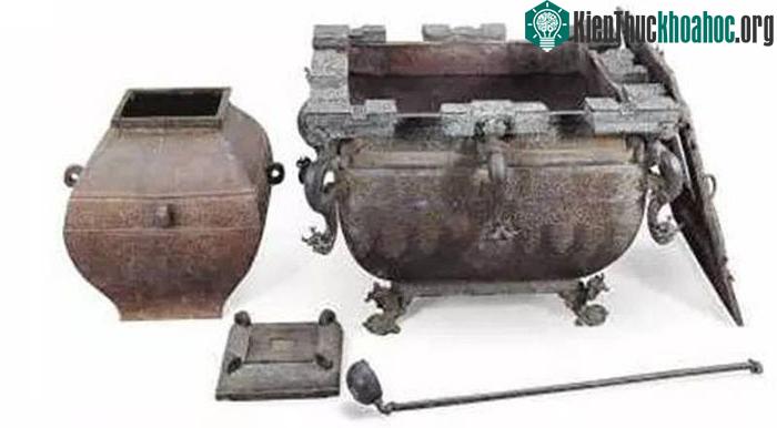 Chiếc tủ lạnh cổ đại này có chiều cao 63,2cm, nặng 170 kg, bán kính miệng là 63cm.