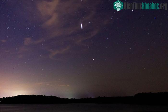 Hình ảnh trông giống như một quả cầu lửa Perseid sáng rực vào đêm cao điểm của trận mưa sao băng.