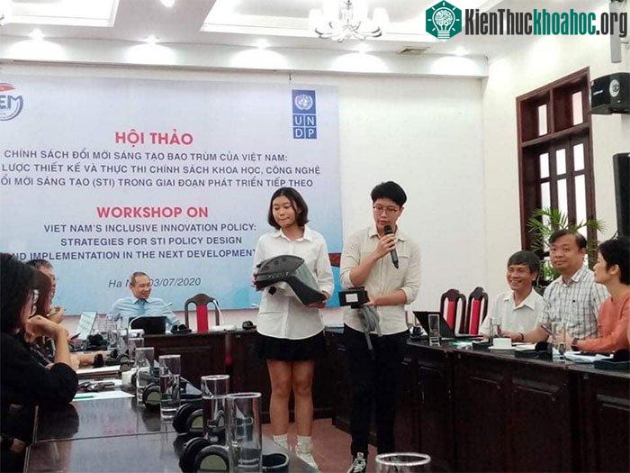 Hai bạn trẻ đang trình bày về ý tưởng của mình tại UNDP.&nbsp;
