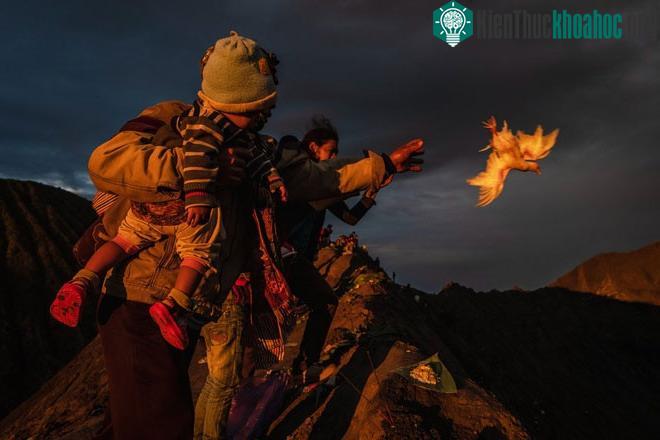 Lễ tế thần Yadnya Kasada độc đáo của người Indonesia ảnh 4