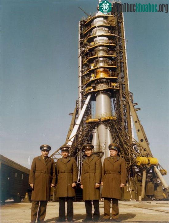 Từ trái sang là Viktor Gorbatko, Phạm Tuân và hai phi hành gia dự bị Bùi Thanh Liêm, Valery Bykovsky chụp ảnh bên cạnh Soyuz 37.