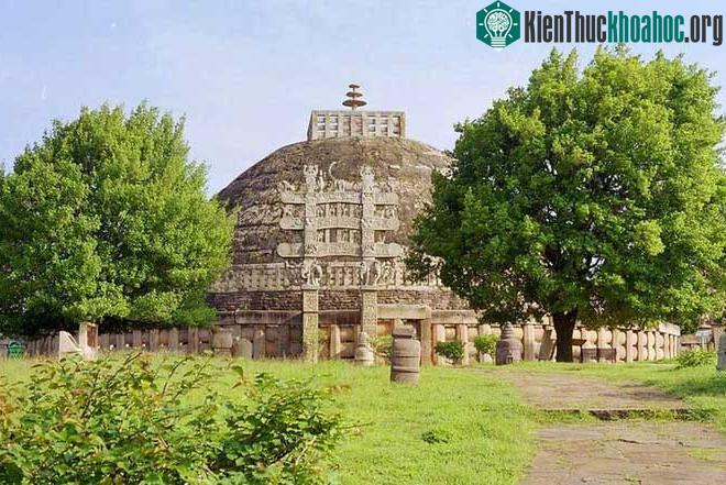 Bảo tháp Phật Giáo tại Sanchi do Ashoka Đại Đế xây dựng vẫn còn tồn tại đến ngày nay.