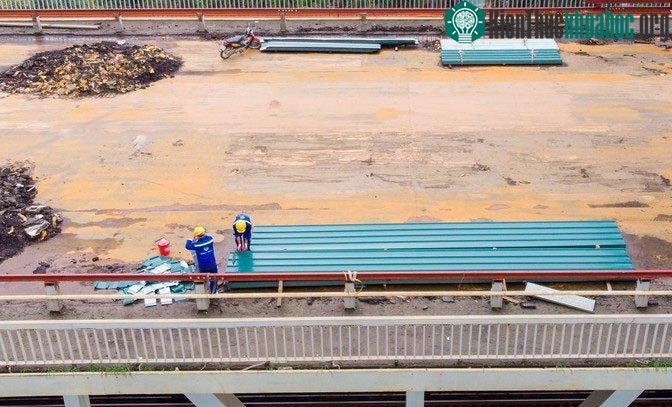 Đồng thời dự án thực hiện thay thế các khe co giãn đã bị hư hỏng, sửa chữa lề bộ hành