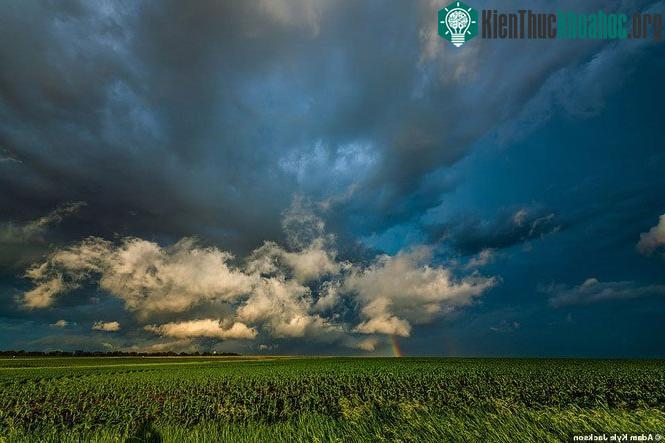 Cầu vồng le lói phía xa chân trời ở Tecumseh, Nebraska.