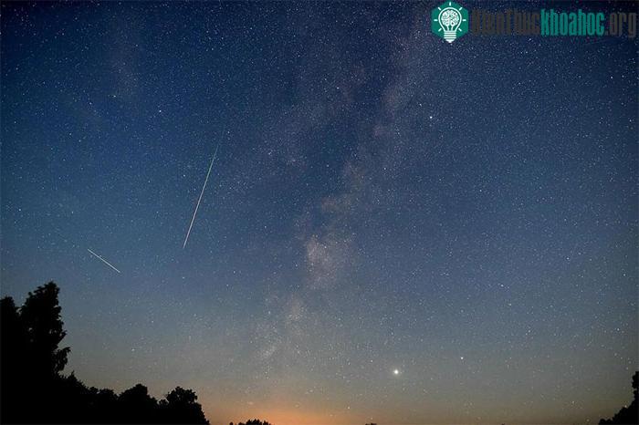 Trong một khung hình có một vài ánh sao băng Perseids, dải Ngân hà, sao Mộc và sao Thổ