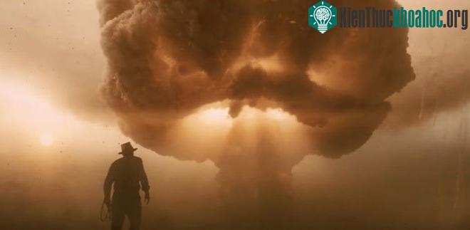 Trốn trong tủ lạnh để thoát khỏi bom nguyên tử trong Indiana Jones and the Kingdom of the Crystal Skull (2008)