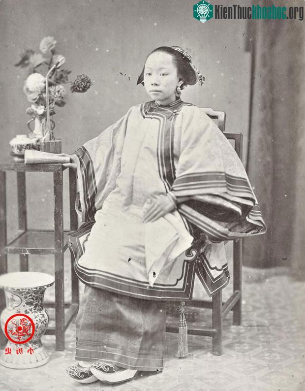 Một phụ nữ người Khách Gia (hay còn gọi là người Hẹ).