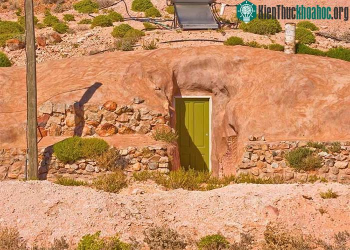 Lối vào một ngôi nhà dưới lòng đất ở Coober Pedy, Australia.