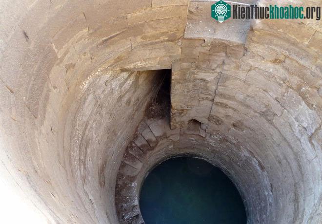 Một ví dụ điển hình cho kiến trúc này là nilometer tại đền Kom Ombo, phía bắc Aswan.