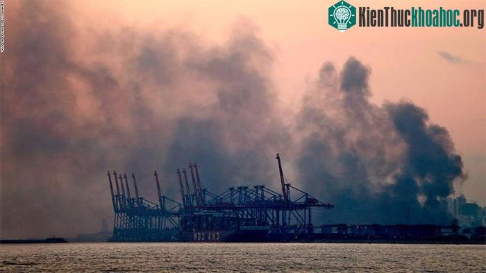 Khói bốc lên từ cảng Beirut.