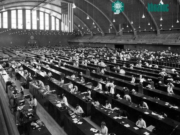 Vì vậy, các nhân viên thường phải kiểm tra rất kỹ hàng chục ngàn tập tài liệu