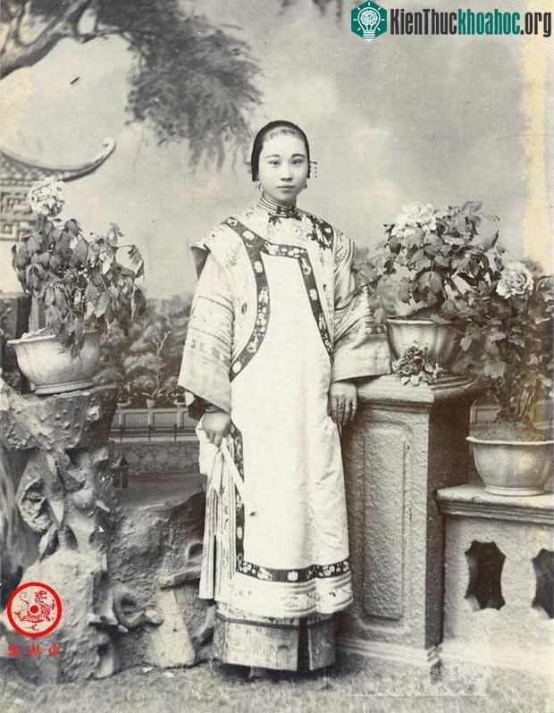 Hình ảnh của một cô gái xuất thân quyền quý.