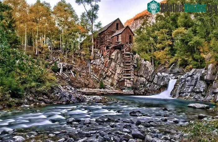 Old Mill là một ngôi nhà bằng gỗ phía trên sông Crystal ở Crystal, Colorado, Mỹ.