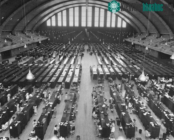 Đáng chú ý là vào cuối năm 1943, FBI tuyển dụng khoảng 13.000 người làm việc tại kho lưu trữ dấu vân tay