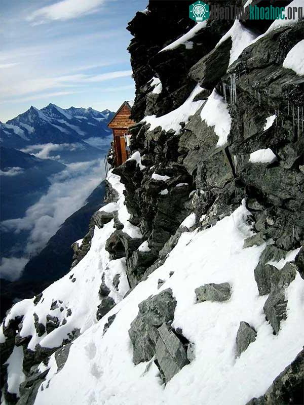 Ngôi nhà Solvay Bivouac nằm ở độ cao 4.003 m của dãy Matterhorn, gần Zermatt, bang Valais, Thụy Sĩ.