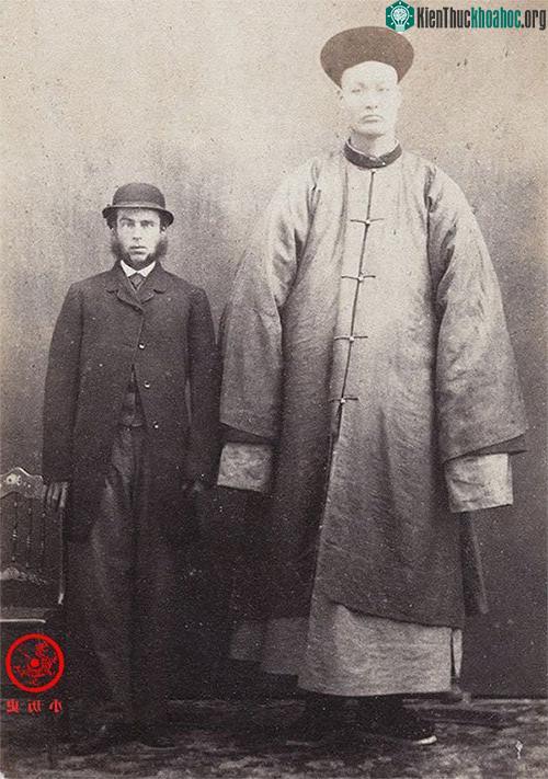 Bức ảnh chụp Chiêm Thế Sai và một người đàn ông phương Tây năm 1864.