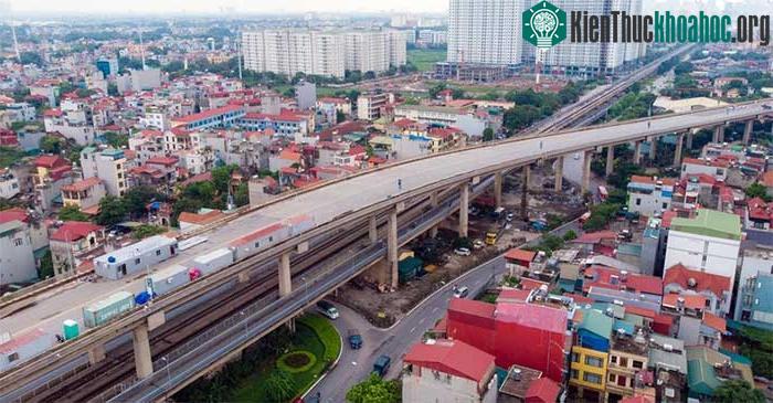 Công đoạn cào bóc lớp nhựa mặt cầu Thăng Long hiện đã hoàn tất 100%.
