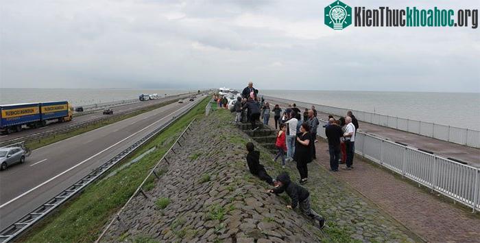 Rộng 90m, dài 32km, cao 7,25m trên mực nước biển, trên mặt đê có 4 làn xe chạy