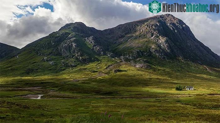 Ngôi nhà biệt lập này được sử dụng như một túp lều của Câu lạc bộ Leo núi Scotland